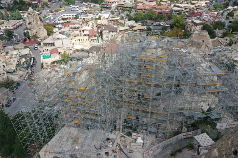 Kapadokya’da Doğal oluşumların korunmasına yönelik çalışmalar sürerken, daha önce müdahale edilen 2 peri bacasının ardın