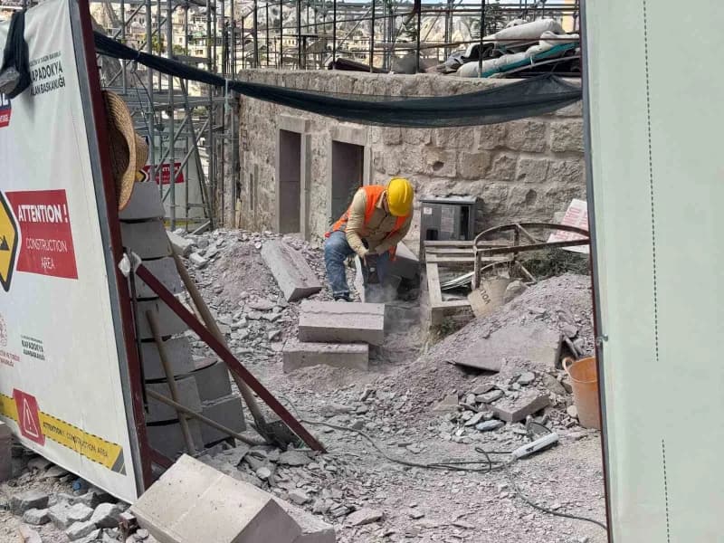 Kapadokya’da Doğal oluşumların korunmasına yönelik çalışmalar sürerken, daha önce müdahale edilen 2 peri bacasının ardın