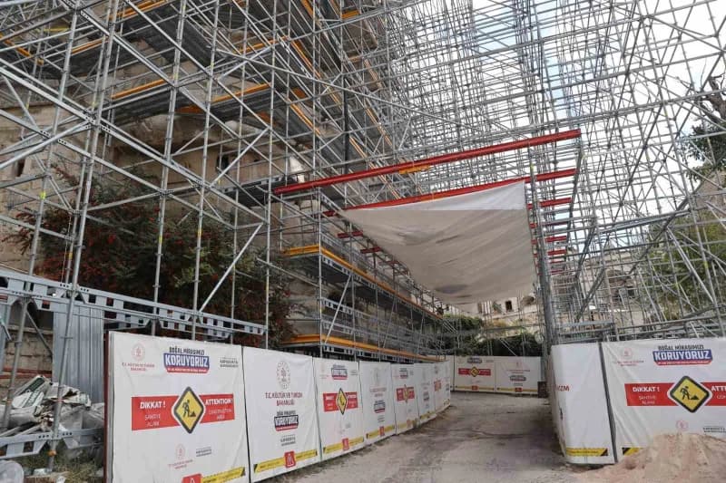 Kapadokya’da Doğal oluşumların korunmasına yönelik çalışmalar sürerken, daha önce müdahale edilen 2 peri bacasının ardın
