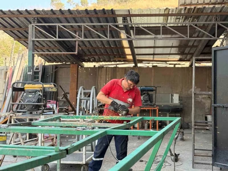 Belediye bünyesindeki marangozhanelerde ahşap kent mobilyaları ve çeşitli kullanım alanlarına yönelik ürünler hazırlanır