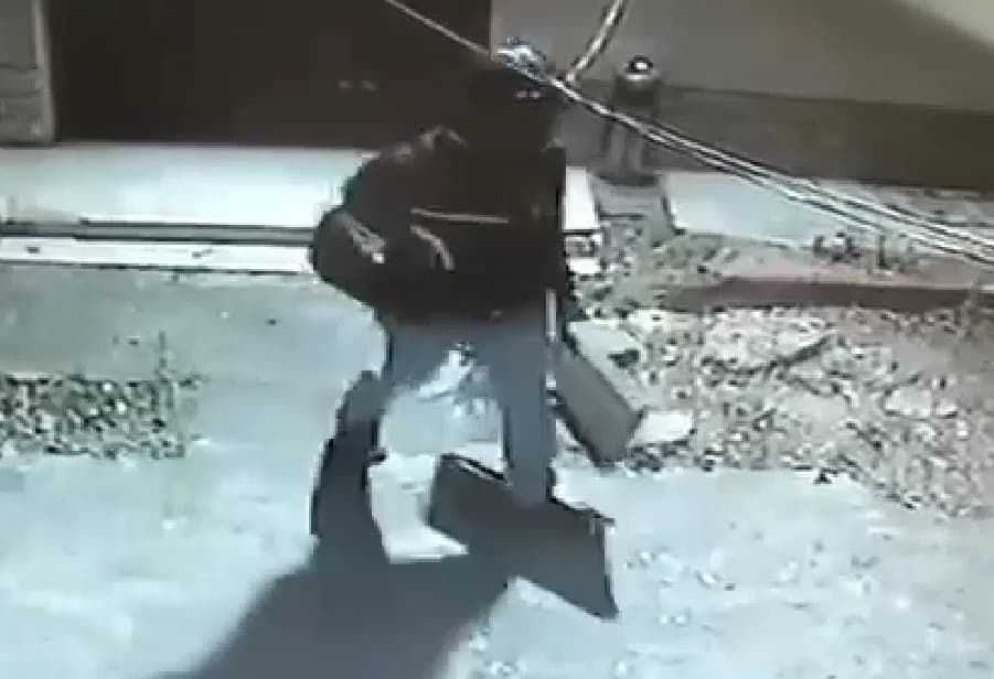 Karabük’te bir apartmanın girişindeki demir mazgalı sökerek götüren kasklı şüpheli, güvenlik kamerasına yansıdı.