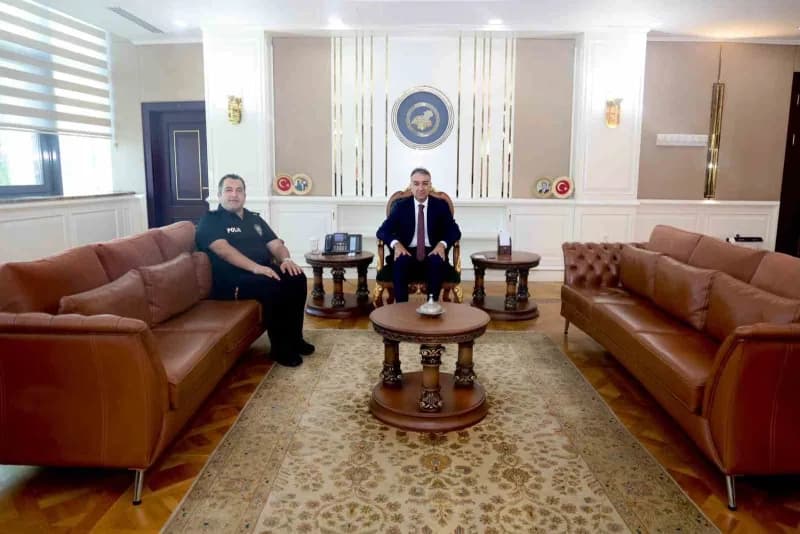Karabük Valisi Oktay Çağatay, İl Emniyet Müdürü Osman Tınmazol’u makamında kabul ederken