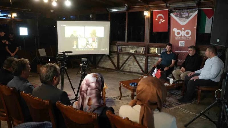 Karabük Üniversitesinde Gazze’de Üniversite Olmak panelinden katılımcılar ve konuşmacılar