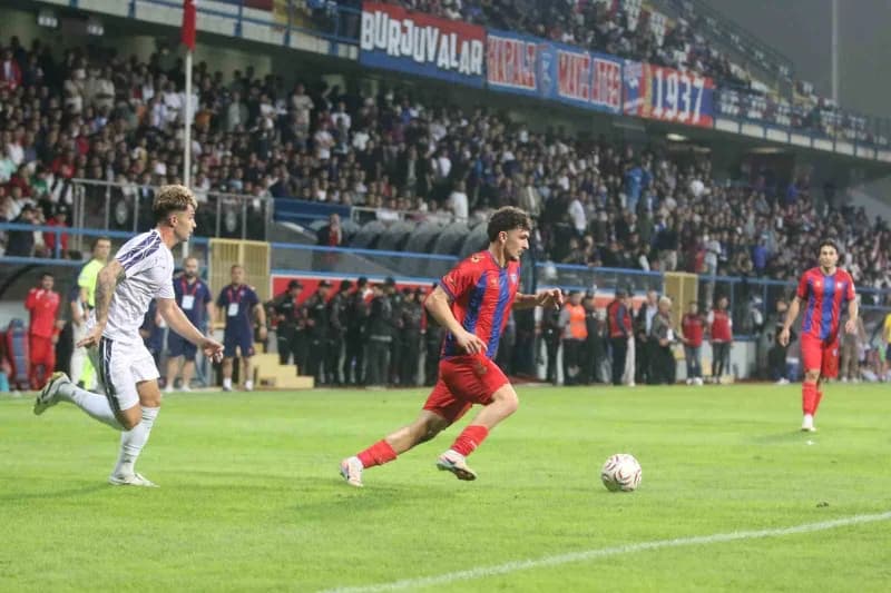 TFF 3. Lig 1. Grup maçında Karabük İdman Yurdu ile Kdz. Ereğli 1980 Spor Kulübü oyuncuları sahada mücadele ediyor