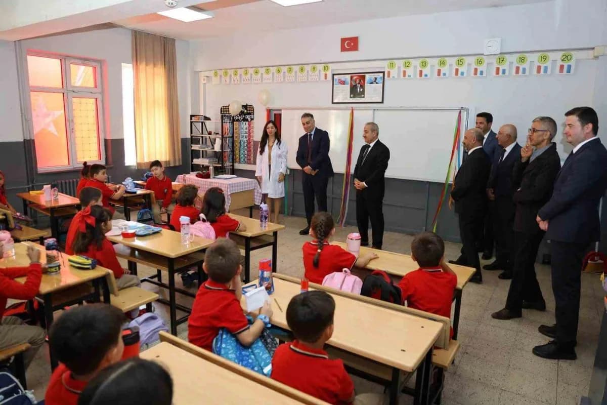 Karabük’te 2026-2027 Eğitim-öğretim Yılı İlköğretim Haftası, törenle kutlandı.