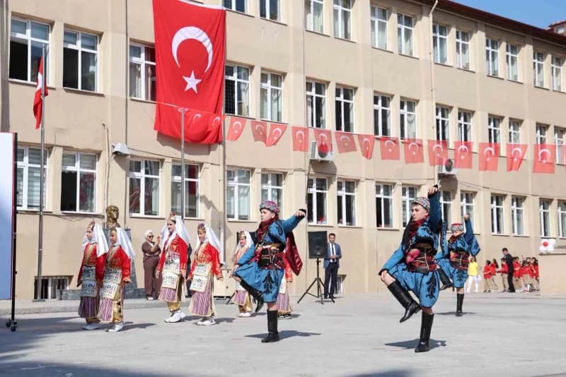 Karabük’te 2026-2027 Eğitim-öğretim Yılı İlköğretim Haftası, törenle kutlandı.