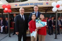 Karabük’te Anayasa İlkokulu’nda düzenlenen İlköğretim Haftası kutlama töreninden öğrenciler ve protokol üyeleri
