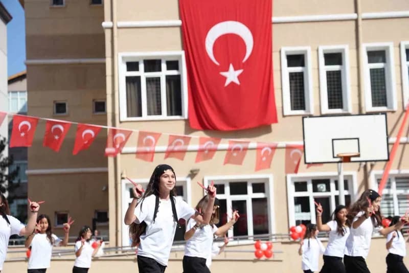 Karabük’te 2026-2027 Eğitim-öğretim Yılı İlköğretim Haftası, törenle kutlandı.