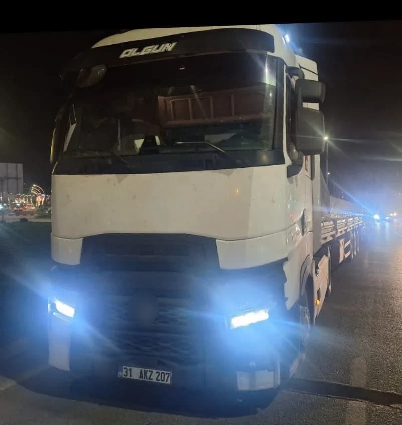 Karabük'te kırmızı ışık ihlali yapan çekicinin motosiklet ve otomobile çarpması sonucu 3 araçlı trafik kazası meydana ge