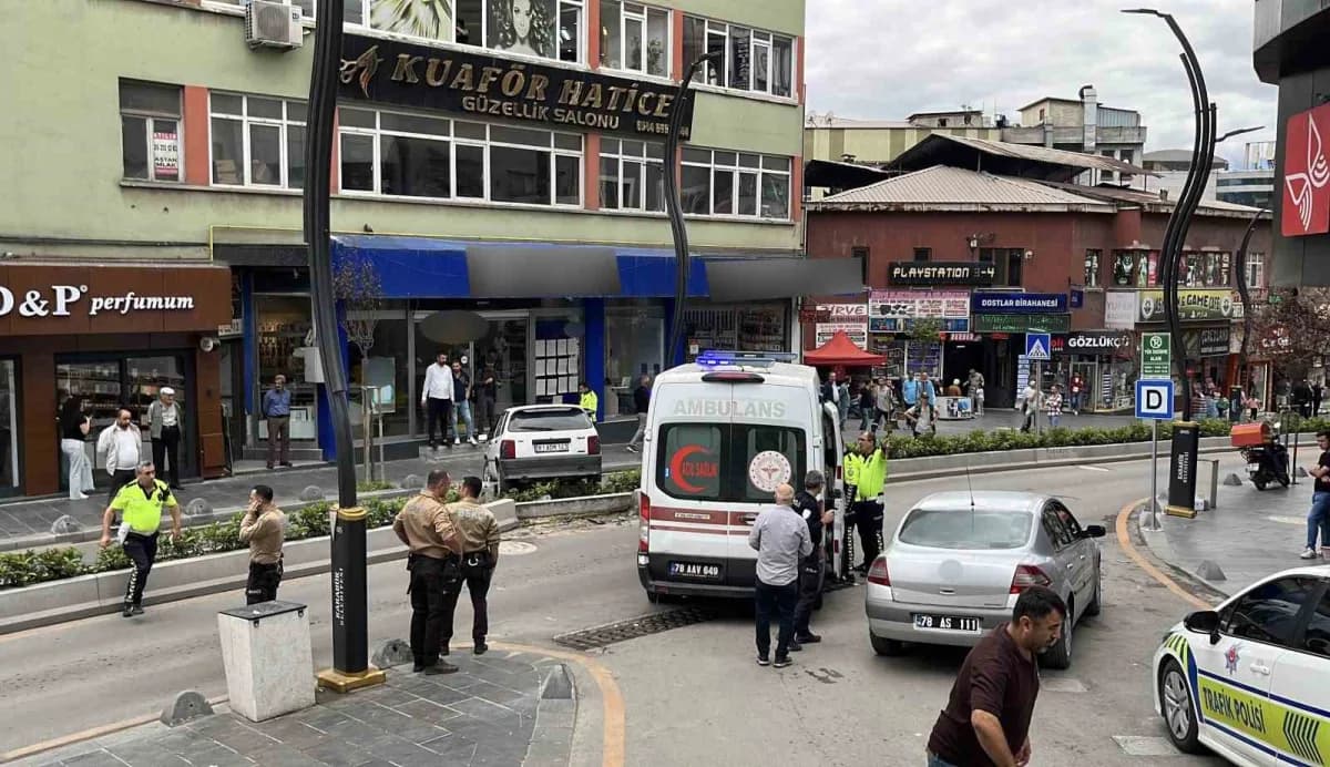 Karabük'te kontrolden çıkan otomobilin önce bir kadına çarpıp ardından refüjü aşarak karşı şeride geçti.