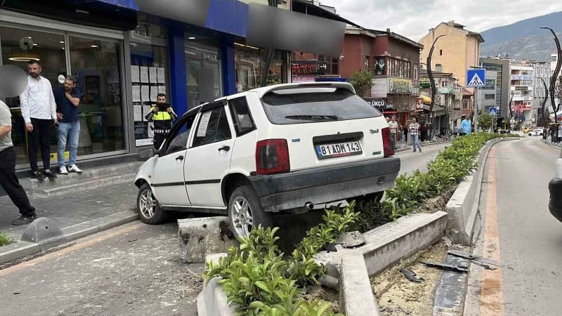 Karabük'te kontrolden çıkan otomobilin önce bir kadına çarpıp ardından refüjü aşarak karşı şeride geçti.
