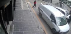 Karabük'te kontrolden çıkan otomobilin bir kadına çarpıp karşı şeride geçtiği anların güvenlik kamerası görüntüsü