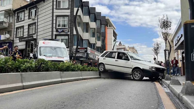 Karabük'te kontrolden çıkan otomobilin önce bir kadına çarpıp ardından refüjü aşarak karşı şeride geçti.