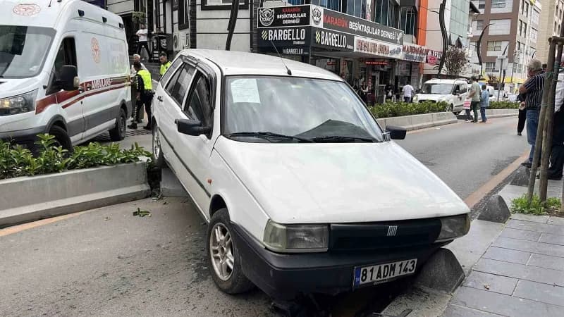 Karabük'te kontrolden çıkan otomobilin önce bir kadına çarpıp ardından refüjü aşarak karşı şeride geçti.