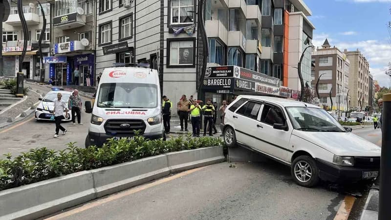 Karabük'te kontrolden çıkan otomobilin önce bir kadına çarpıp ardından refüjü aşarak karşı şeride geçti.