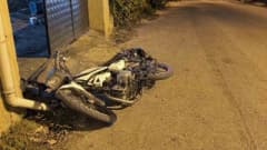 Karabük'te polis ekipleri tarafından durdurulan motosiklet ve polis araçları