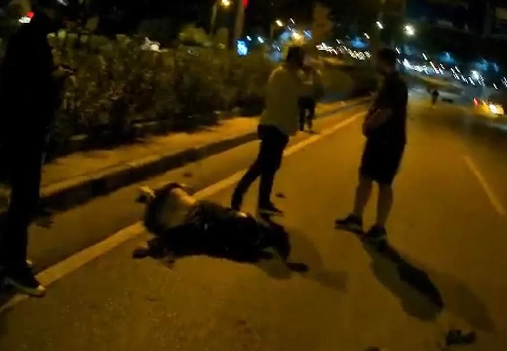 Karabük'te motosikletin refüje çarparak savrulması ve kıvılcımlar çıkararak sürüklenmesi anı
