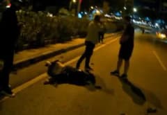 Karabük'te motosikletin refüje çarparak savrulması ve kıvılcımlar çıkararak sürüklenmesi anı