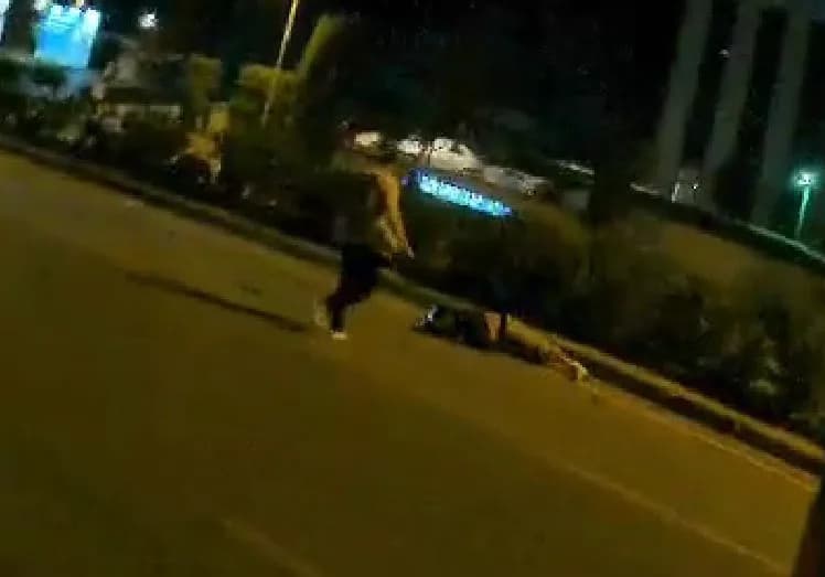 Karabük'te kontrolden çıkarak refüje çarpan motosiklet sürücüsü yaralandı. Motosikletin kıvılcımlar çıkararak yaklaşık 5