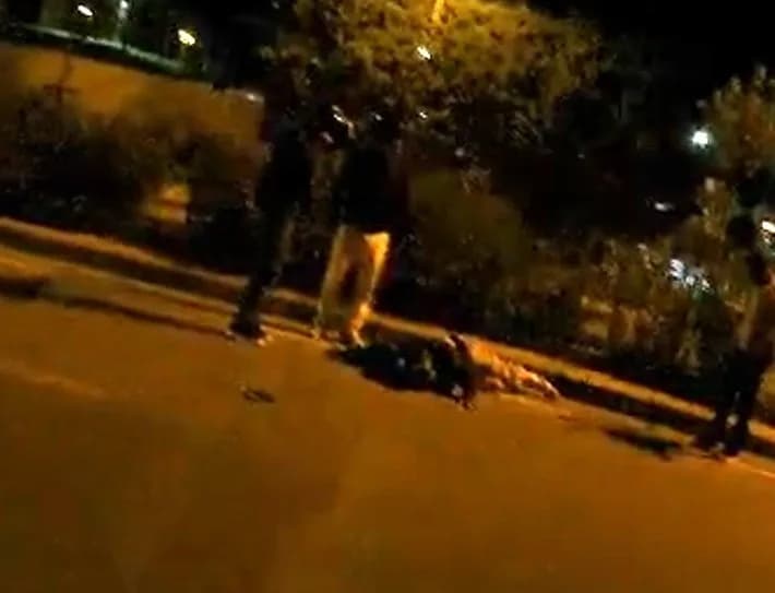 Karabük'te kontrolden çıkarak refüje çarpan motosiklet sürücüsü yaralandı. Motosikletin kıvılcımlar çıkararak yaklaşık 5