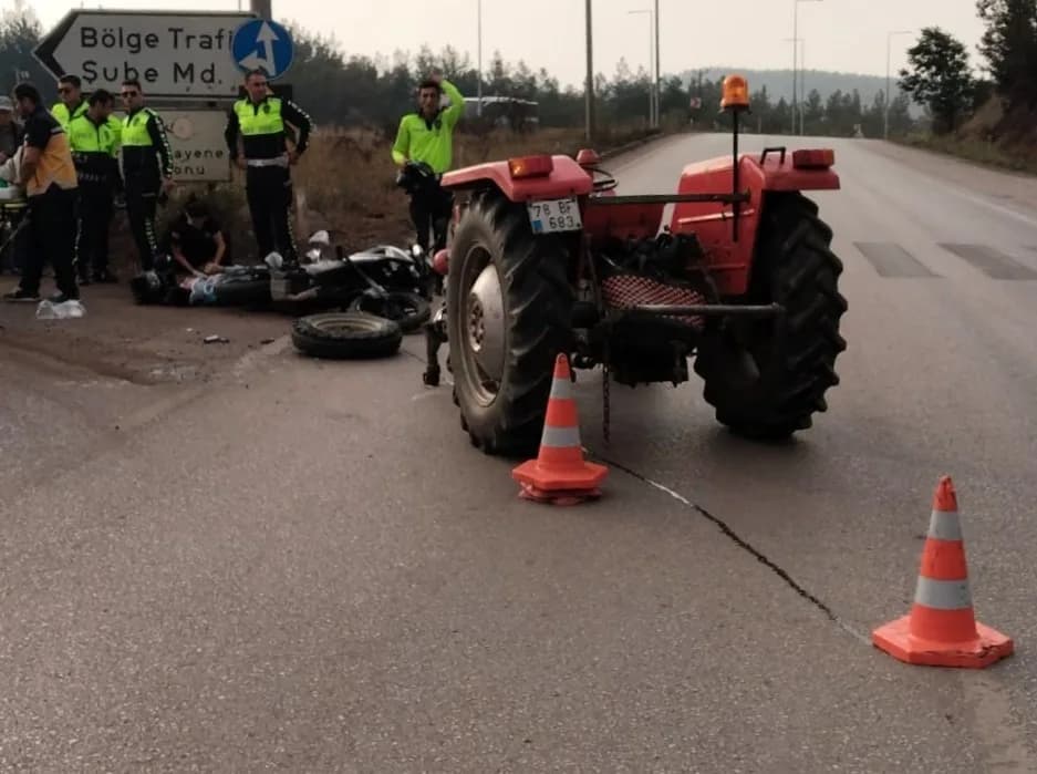 Karabük'te motosikletin kavşakta manevra yapan traktöre çarpması sonucu 2 kişi yaralandı.