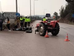 Karabük Bölge Trafik Kavşağı'nda motosiklet ve traktörün çarpıştığı kaza sonrası olay yeri