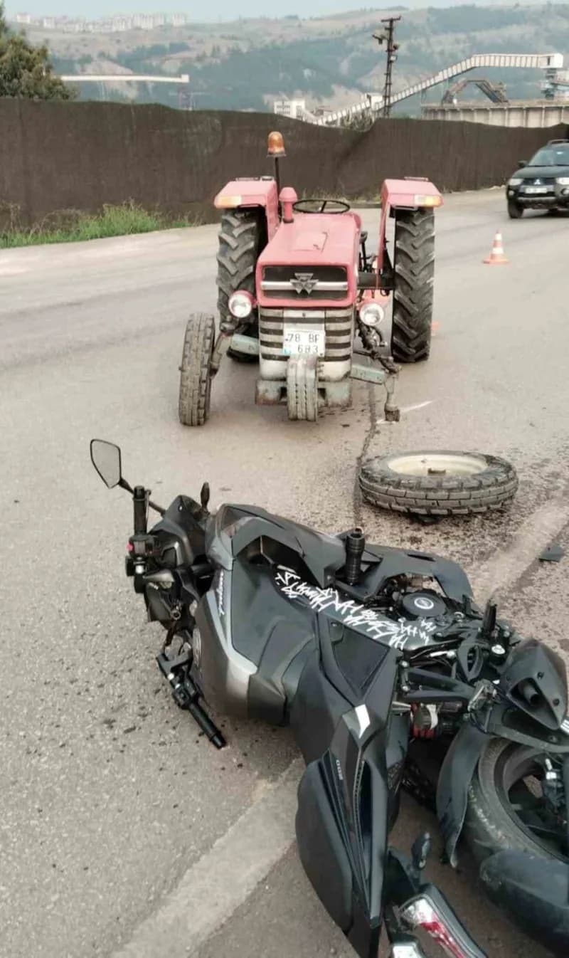 Karabük'te motosikletin kavşakta manevra yapan traktöre çarpması sonucu 2 kişi yaralandı.
