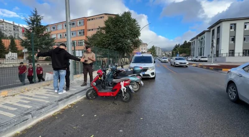 Karabük’te okul çevresinde polis ekiplerinin güvenlik denetimi yapması