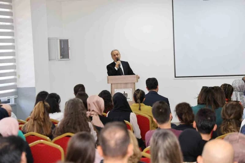 Karabük’te İl Millî Eğitim Müdürü Nevzat Akbaş rehber öğretmenlerle toplantı yaparken