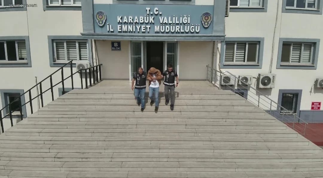 Karabük’te sahte 11 bin 700 dolar ele geçirildiği operasyon görüntüsü