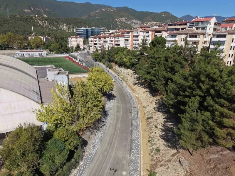 Karabük Belediyesi ekipleri Şirinevler Mahallesi’nde zakkum, sarmaşık ve mavi selvi dikimi yaparken