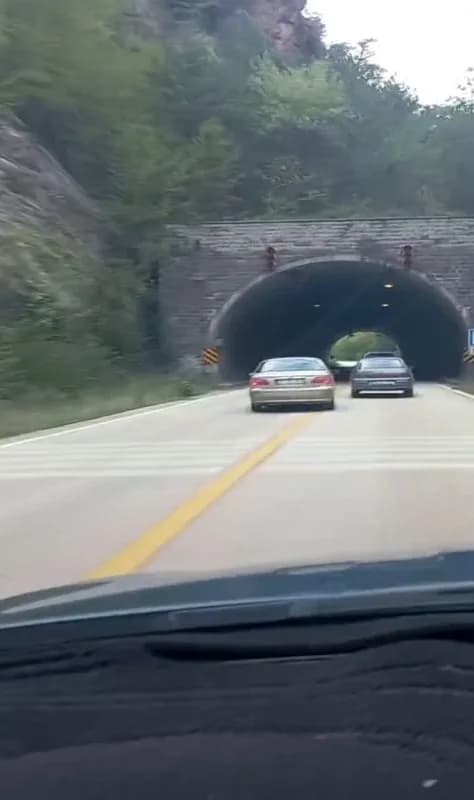Karabük'te bir otomobilin tünel içerisinde hatalı sollama yaptığı anlar, başka araçta bulunan vatandaşlar tarafından cep