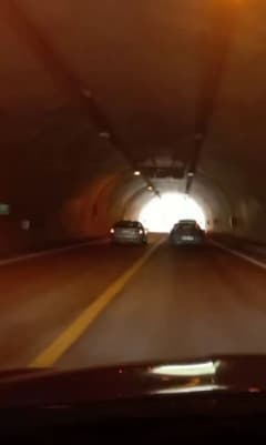 Karabük-Yenice kara yolunda tünel içinde hatalı sollama yapan otomobilin görüntüsü