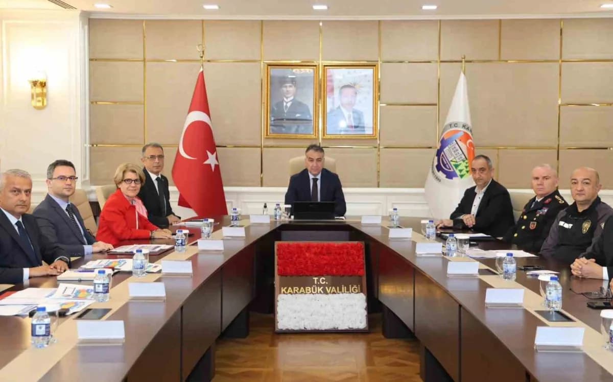 Karabük Valiliği toplantı salonunda üniversite güvenliği için yapılan komisyon toplantısı