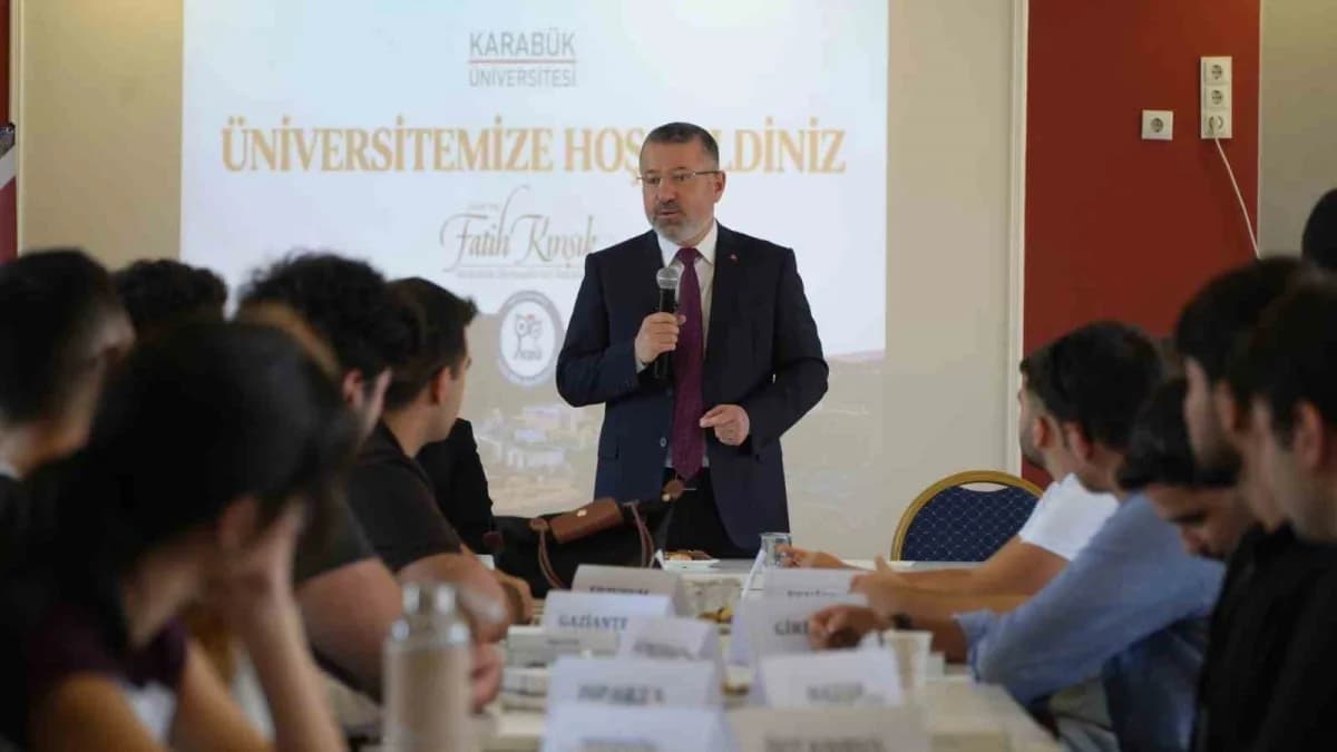 Karabük Üniversitesi Rektörü Prof. Dr. Fatih Kırışık, oryantasyon programında öğrencilerle bir arada