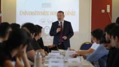 Karabük Üniversitesi Rektörü Prof. Dr. Fatih Kırışık, oryantasyon programında öğrencilerle bir arada
