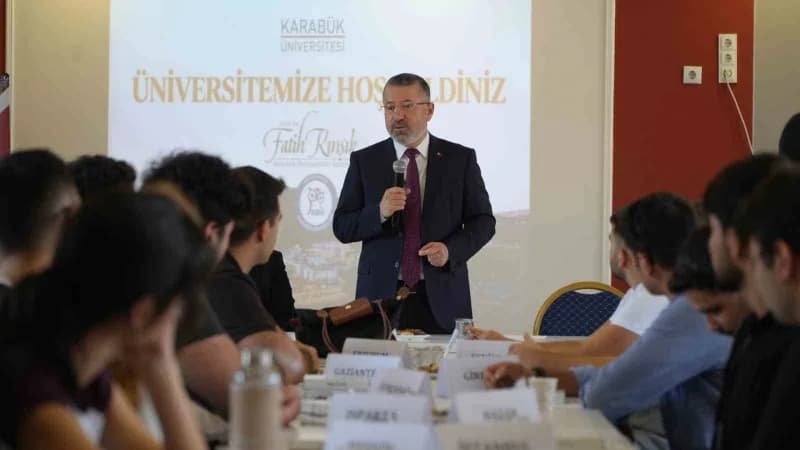 Karabük Üniversitesi Rektörü Prof. Dr. Fatih Kırışık, oryantasyon programında öğrencilerle bir arada