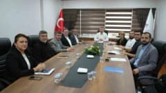 Karabük Üniversitesi Sosyal İnovasyon Merkezi toplantısından bir kare, katılımcılar ve Rektör Prof. Dr. Fatih Kırışık