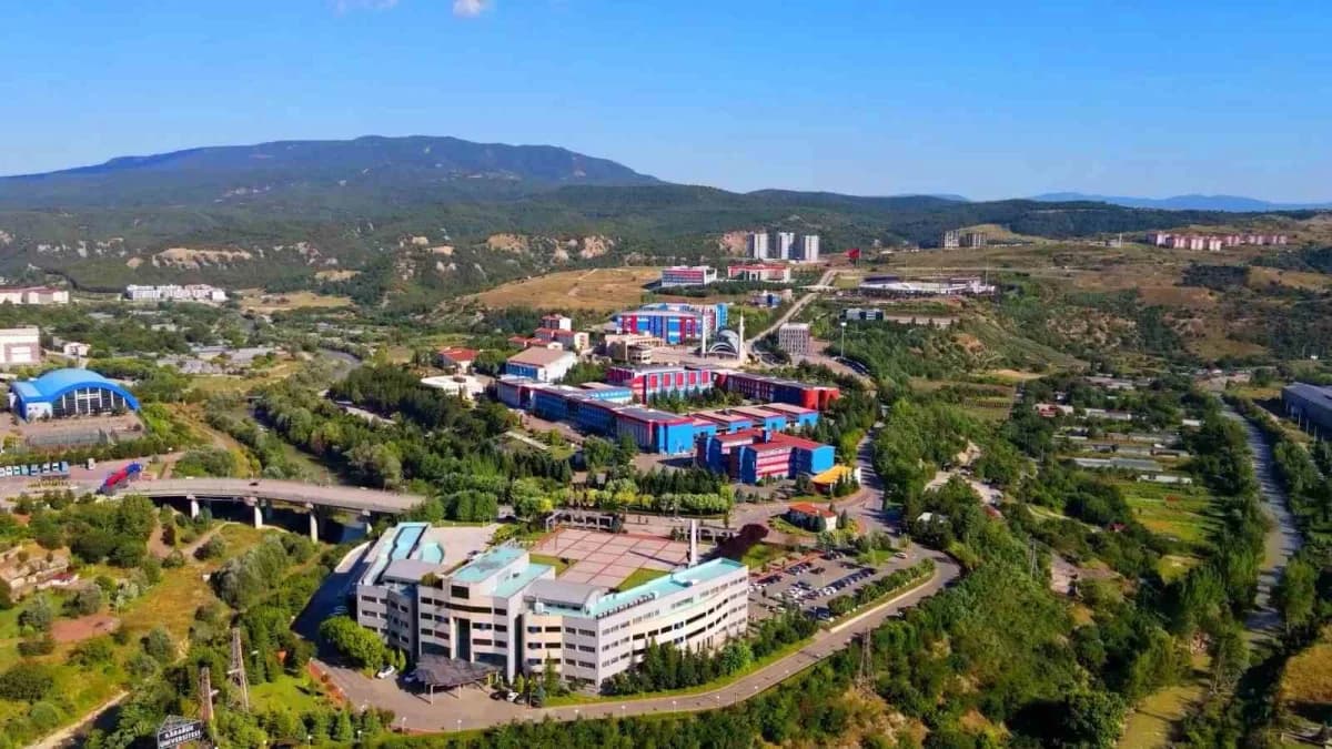 Karabük Üniversitesi öğrencileri TEKNOFEST yarışmalarında geliştirdikleri projeleri sergiliyor