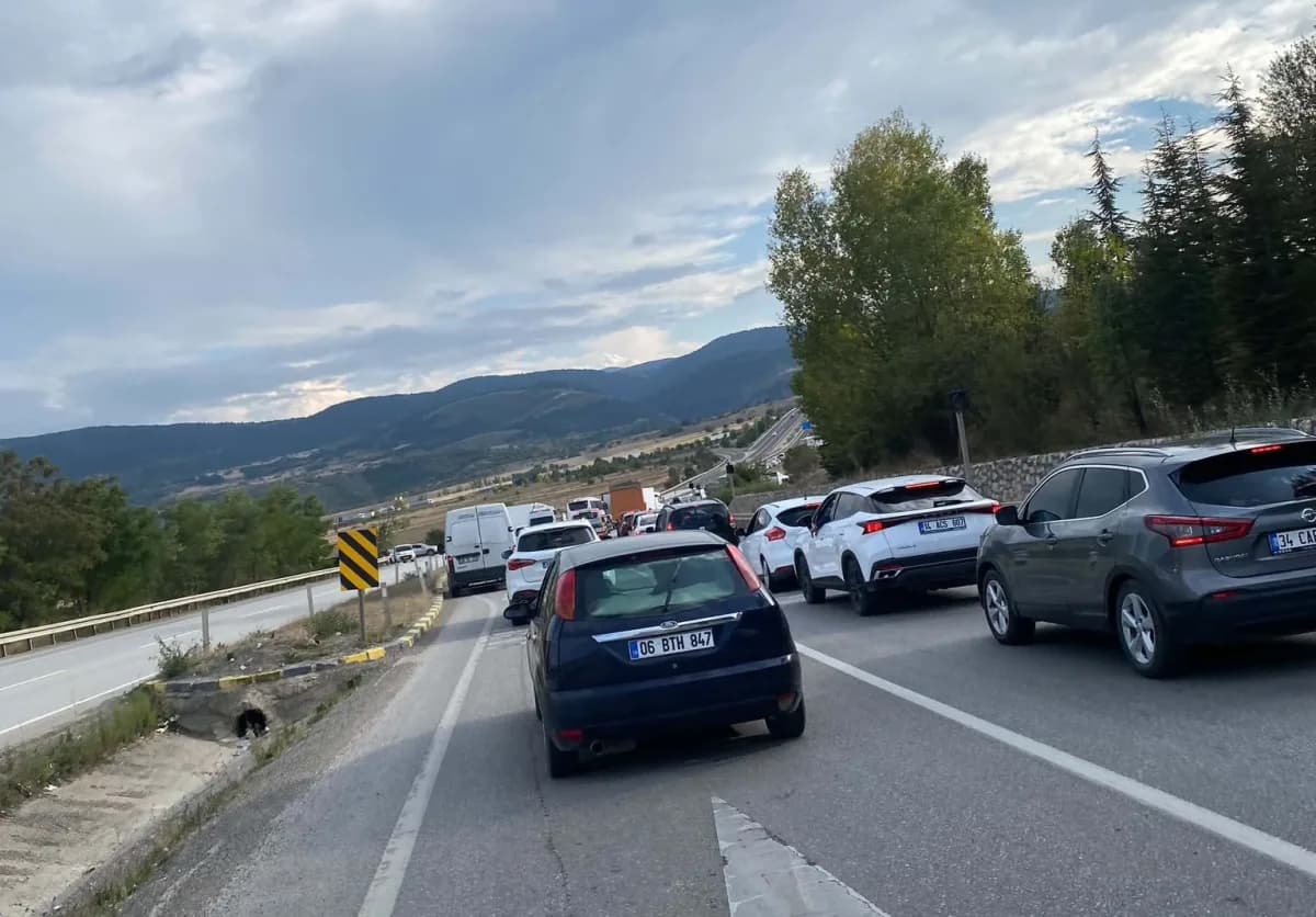 Karabük Eskipazar Kemikli Rampaları'nda yol çalışması nedeniyle oluşan trafik yoğunluğu ve araç kuyrukları