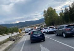Karabük Eskipazar Kemikli Rampaları'nda yol çalışması nedeniyle oluşan trafik yoğunluğu ve araç kuyrukları