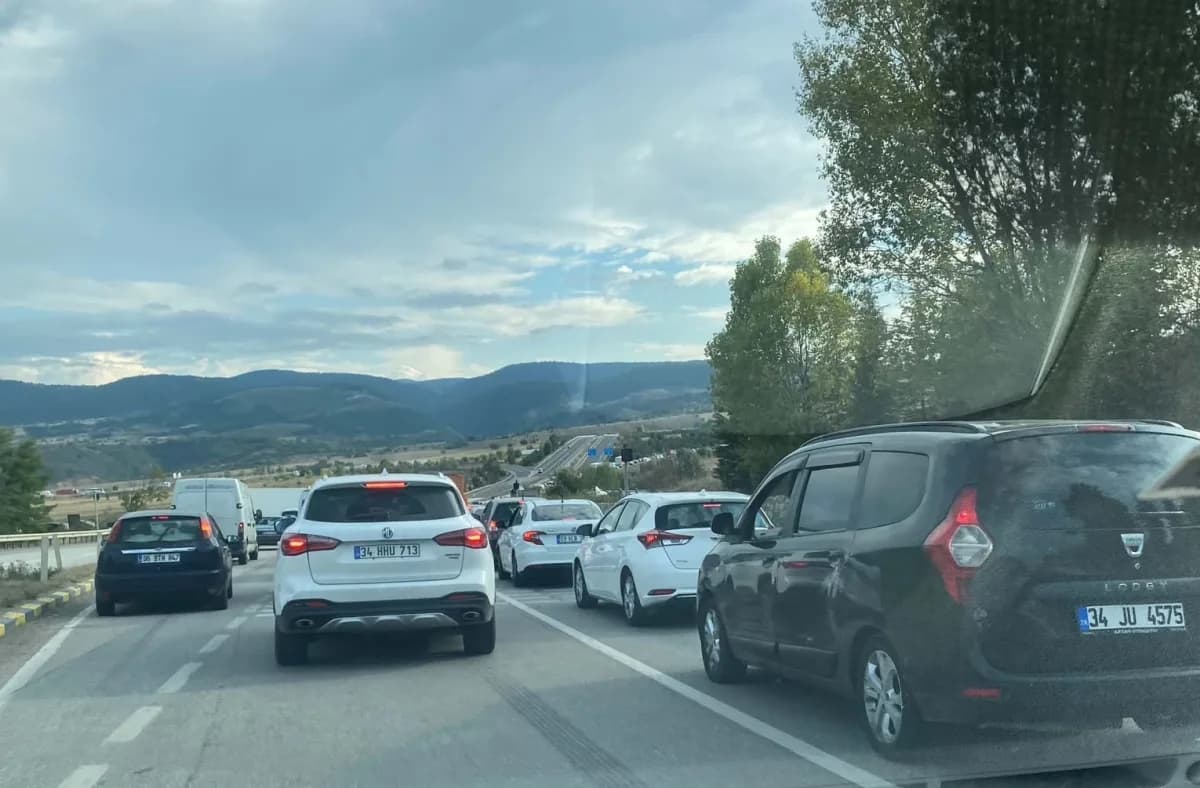 Karabük'ün Eskipazar ilçesinde bulunan Kemikli Rampaları'nda yol çalışması nedeniyle İstanbul'a gidiş yönünde ulaşımın t