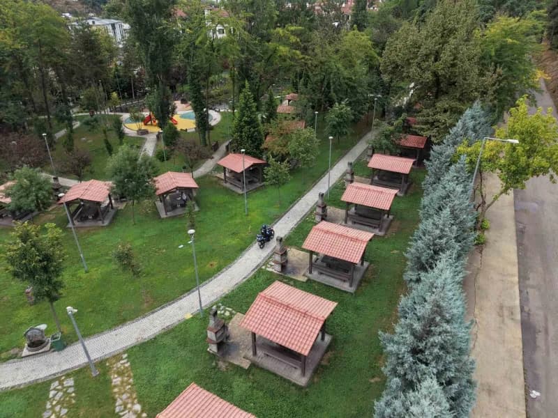 Karabük’te kamusal alanda tuvaletini yapan şahıs, çevrede bulunan vatandaşların ihbarı üzerine Karabük Belediyesi Motori