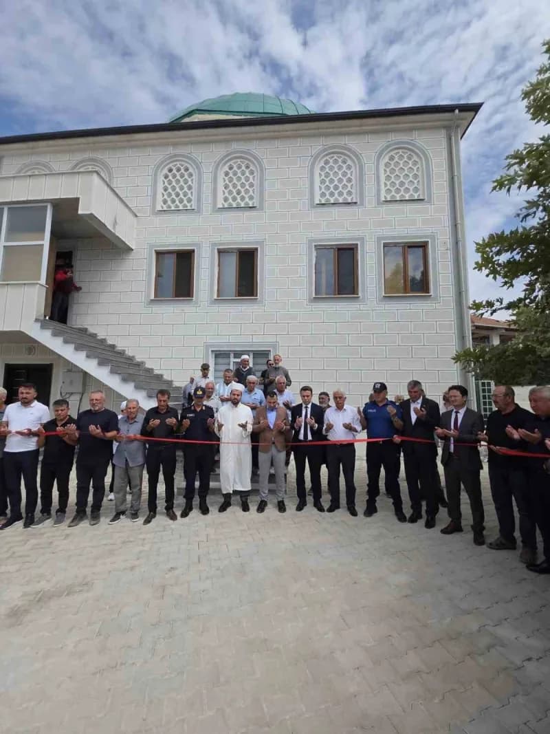 Adıyaman’ın Gölbaşı ilçesine bağlı Karaburun köyünde, 6 Şubat depremlerinde yıkılan caminin yeniden yapılmasının tamamla