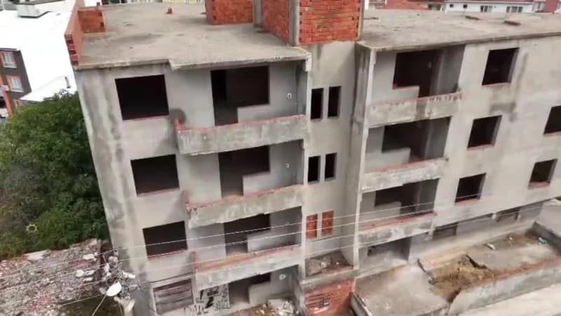 Karacabey’de yaklaşık 30 yıldır inşaat halinde bekleyen ve bakımsız görüntüsüyle dikkat çeken bina, mahalle sakinlerinin