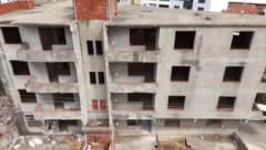 Karacabey Esentepe Mahallesi’nde 30 yıldır tamamlanmayı bekleyen bakımsız bina görüntüsü