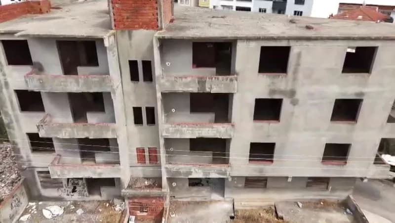 Karacabey Esentepe Mahallesi’nde 30 yıldır tamamlanmayı bekleyen bakımsız bina görüntüsü