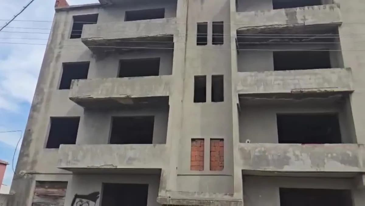 Karacabey’de yaklaşık 30 yıldır inşaat halinde bekleyen ve bakımsız görüntüsüyle dikkat çeken bina, mahalle sakinlerinin