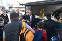 Karacabey’de öğrenciler sabah saatlerinde kurulan çorba çeşmesinden sıcak çorba alıyor