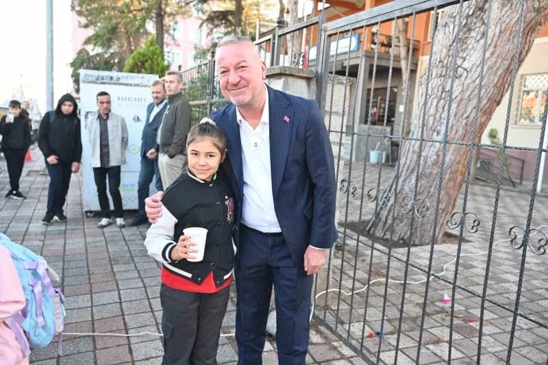 Karacabey Belediyesi tarafından yeni eğitim ve öğretim yılının başlamasıyla birlikte hayata geçirilen "Çorba Bizden" hiz